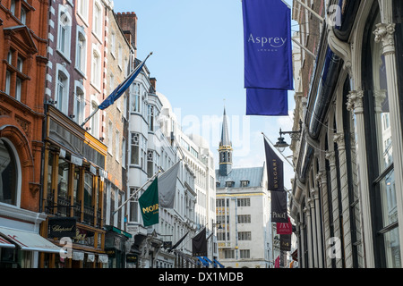 LONDON, UK - März 14: Reihe von Bannern für die berühmten und teuren Geschäften in New Bond Street. 1. März 2014 in London. Stockfoto