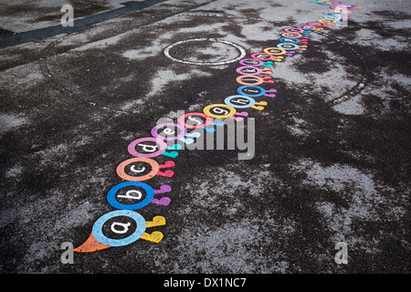 Das Alphabet, gemalt auf einem Spielplatz der Grundschule im Vereinigten Königreich Stockfoto