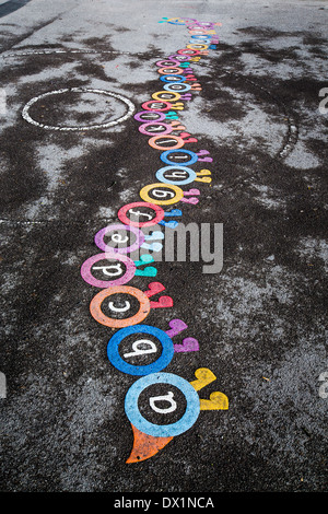 Das Alphabet, gemalt auf einem Spielplatz der Grundschule im Vereinigten Königreich Stockfoto