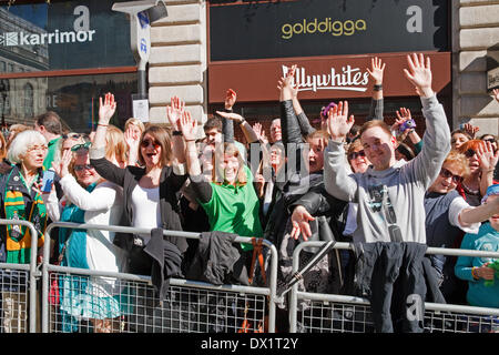 London, 16. März 2014, Massen tun eine Laola-Welle während der St. Patricks Day Parade in London. Bildnachweis: Keith Larby/Alamy Live-Nachrichten Stockfoto