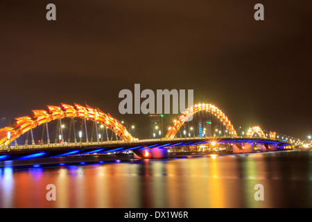Nacht-Brücke in Da Nang, Vietnam Stockfoto