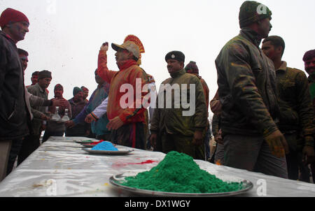 Srinagar, indische verabreicht Kaschmir. 17 Macrh, 2014: Indian Border Security Force Soldaten feiern Holi in ihr Basislager während Holi Feierlichkeiten am 17. März 2014 in Srinagar, die Sommerhauptstadt des indischen Kaschmir verabreicht. Holi, das Fest der Farben, auch genannt ist eine beliebte Hindu Frühlingsfest am Ende der Wintersaison am letzten Vollmondtag in Indien beobachtet. Foto von Sofi Suhail/Alamy Live-Nachrichten Stockfoto