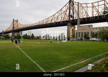 Fussballplatz unter der Queensboro Bridge auf Roosevelt Island. Roosevelt Island liegt im East River zwischen Manhattan Stockfoto
