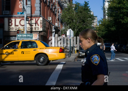 Eine Polizistin patrouillieren in den Straßen des East Village. Im East Village war der Piazza San Marco das Zentrum der Hippie Stockfoto