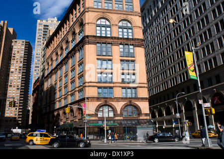 Astor Place im East Village. Im Jahre 1847, leider ging in die Geschichte von der Auseinandersetzung zwischen den Akteuren Edwin Forrest und William Charles Macready als ein Theater gebaut. Charles spielte Macbeth und die Leute gingen auf die Straße zu protestieren heftig in Trifurca, die endete mit Polizei feuert auf die Menge, 18 Menschen getötet. Neben das Theater dieser Ort ist der Treffpunkt der Nachbarschaft, und wo Jugendliche zusammenkommen, um Praxis skateboarding Stockfoto