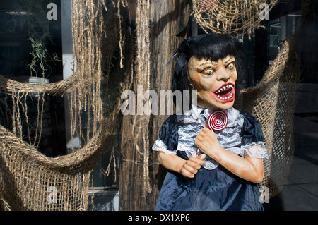 Eine dekorierte Schaufenster in den Boutiquen im East Village. In dieser Gegend gibt es eine Vielzahl von gothic Kleidung Stockfoto