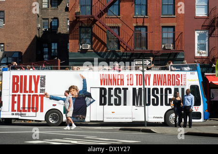 Ein Reisebus mit Werbung musical Billy Elliot geht vor Greenwich Village. Zur Zeit, obwohl erträgt Bohemien und kantigen Geist vergangener Zeiten, die Nachbarschaft ist der Bereich der Unterhaltung. Das Herz des Dorfes, der Washington Square Park wird durch Künstler, Bewohner, Touristen und Studenten der New York-Universtät befindet sich am südlichen Ende des Parks immer belebt. Stockfoto