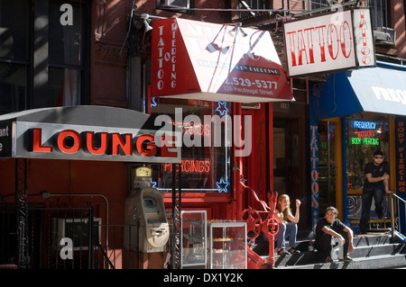 Cafe Wha? und in der Nähe im Greenwich Village. Das Gebiet zwischen MacDougal Street und The Minetta gehört zu den überfüllten und lebendigsten Stockfoto