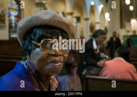 Ein Gemeindemitglied an Masse. Union Congregational Church. 60 138th Street. Tel 212-926-2549. St. Mark der Evangelist katholischen Kirche. Stockfoto