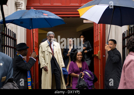 Masse außen. Abyssinian Baptist Church. 132 Odell Clark Ort (häufig 138th Street) in der Nähe der 7th Avenue. Tel 212-862-7474. Stockfoto