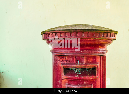 Viktorianischer Briefkasten in Dorset, Großbritannien Stockfoto