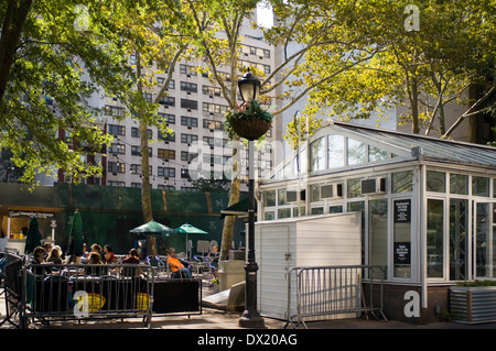 Hamburger Hamburger Hot Dogs & Getränke, befindet sich in der Nähe von den Vereinten Nationen Gebäude im unteren Midtown. 370 East 47th Street. Verlassen der Japan Society in Richtung 1. Straße, kurz vor die Ecke befindet sich die Bar geformt Gewächshaus. Es gibt Tische innen und außen und ist ein guter Ort um einen Burger oder Milchshake zu greifen. Nach dem Motto machen sie die besten Burger der Stadt. Stockfoto