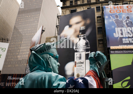 Eine menschliche Statue gekleidet im Statue of Liberty shooting mit Touristen nahe dem Times Square. Wenn wir wollen, dass gute Fotos von Times Square Stockfoto