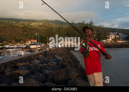 Ein Fischer im Hafen von Saint Leu. La Réunion links indischen Ozeans unten. Die ersten Grundlagen der Insel entstand Stockfoto