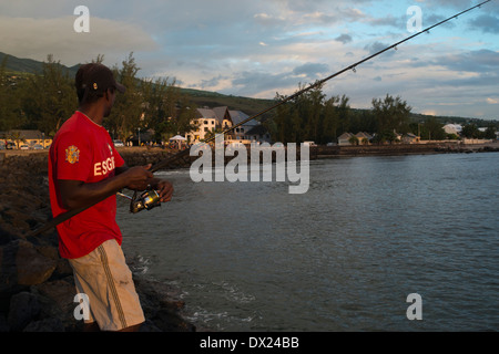 Ein Fischer im Hafen von Saint Leu. La Réunion links indischen Ozeans unten. Die ersten Grundlagen der Insel entstand Stockfoto