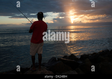 Ein Fischer im Hafen von Saint Leu. La Réunion links indischen Ozeans unten. Die ersten Grundlagen der Insel entstand Stockfoto