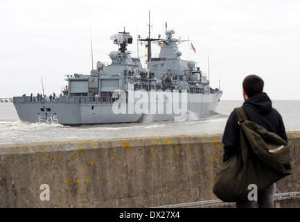 Wilhelmshaven, Deutschland. 17. März 2014. Fregatte "Brandenburg" verlässt den Marinestützpunkt in Wilhelmshaven, Deutschland, 17. März 2014, vor seiner Abreise nach einer Anti-Piraterie-Operation am Horn von Afrika. Die Fregatte wird die Führung der internationalen Mission "Atalanta" übernehmen. Foto: INGO WAGNER/Dpa/Alamy Live News Stockfoto