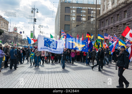 ausländische Bürger organisiert einen Marsch in die Innenstadt von Kiew Unterstützung des ukrainischen Volkes. Der zentrale Slogan: "Wir lieben dich, Ukrainer!" Stockfoto