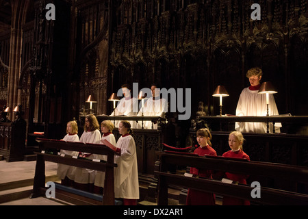 Mitglieder des Manchester Cathedral Choir-üben in Manchester Kathedrale vor einem Auftritt am selben Abend. Stockfoto