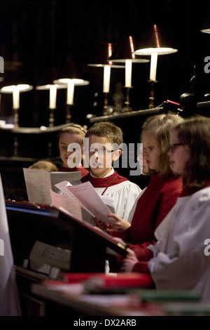 Mitglieder des Manchester Cathedral Choir-üben in Manchester Kathedrale vor einem Auftritt am selben Abend. Stockfoto