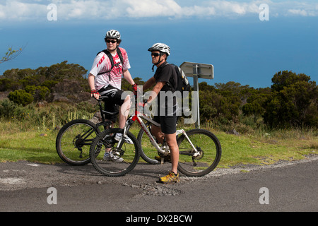 Downhill Mountainbiken in den Bergen und Mafate Maido.Mafate The Circus ist eines der 3 großen zusammenbricht, die älteste Stockfoto