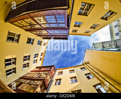 Bild am Himmel unter den öffentlichen Gebäuden der historischen Altstadt von Prag. Stockfoto