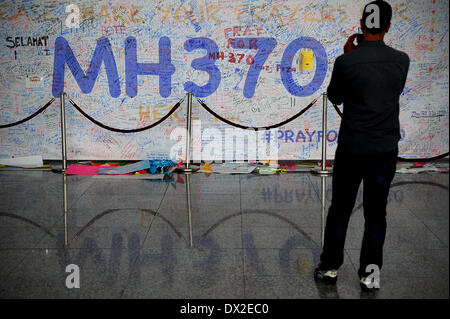 Kuala Lumpur, Malaysia. 17. März 2014. Ein nicht identifizierter Mann nimmt Bild an der '' Mauer der Hoffnung '', wie es den neunten Tag der fehlenden Malaysia Airline, MH370 bei der Kuala Lumpur International Airport in Sepang, außerhalb Kuala Lumpur, Malaysia, Montag, 17. März 2014 tritt. Bildnachweis: ZUMA Press, Inc./Alamy Live-Nachrichten Stockfoto