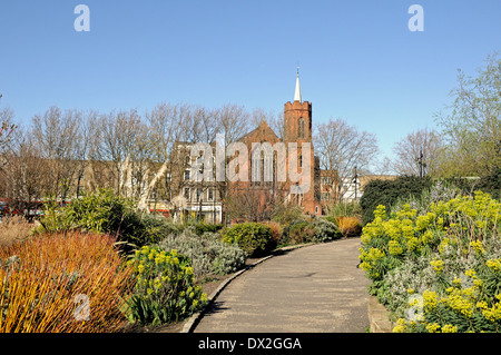 Mile End Park mit The Guardian Angels Kirche in Engalnd Abstand, London Borough of Tower Hamlets, Großbritannien Stockfoto