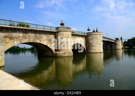 Brücke über den Fluss Main Kitzingen Deutschland Bayern Deutschland DE Bayern Stockfoto