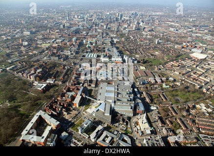 Luftaufnahme des Manchester Royal Infirmary mit Manchester City Centre im Hintergrund Stockfoto