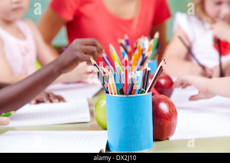 Viele Buntstifte auf einem Tisch für Kinder in einem Kindergartengruppe Stockfoto