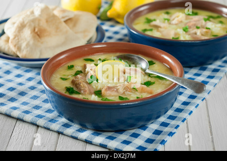 Avgolemono Suppe. Ei und Zitrone Suppe mit Huhn und Reis. Stockfoto