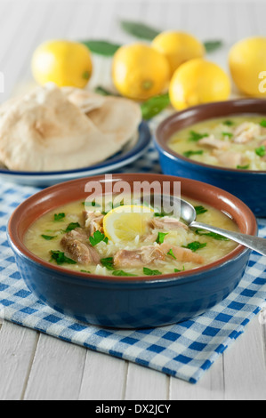 Avgolemono Suppe. Ei und Zitrone Suppe mit Huhn und Reis. Stockfoto