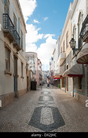 Traditionelle Fliesen Gebäude und Mosaik gefliest Straße in der Altstadt von Lagos, Portugal Stockfoto