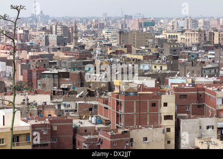 Blick über die Dächer des Gehäuses mit Satellitenschüsseln in der alten Stadt von Kairo, Ägypten Stockfoto