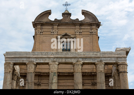 Der Tempel des Antoninus und der Faustina auf das Forum Romanum, Rom, Italien Stockfoto