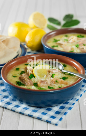 Avgolemono Suppe. Ei und Zitrone Suppe mit Huhn und Reis. Stockfoto