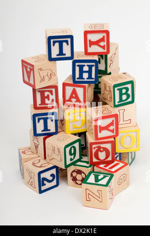 Kind Kind Spielzeug Bausteine Alphabet Spiel früh lernen Stockfoto