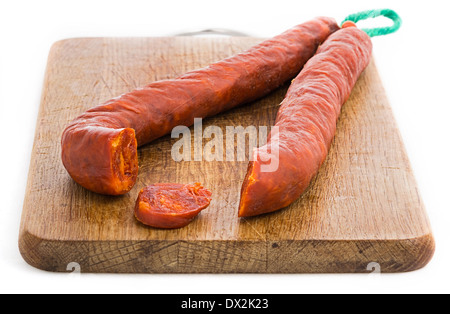 Chorizo-Wurst auf Holz Schneidebrett, weißer Hintergrund Stockfoto