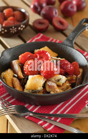 Kaiserschmarren. Zerkleinerte Pfannkuchen Dessert mit Pflaumen-Kompott Stockfoto