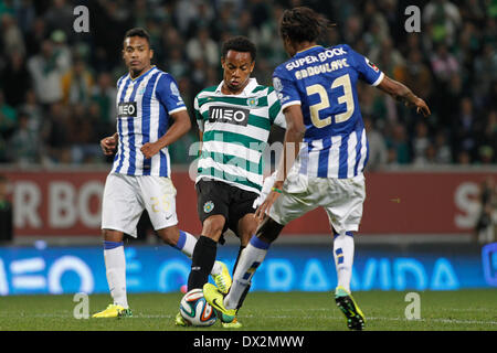 16. März 2014 - Spiel Sporting peruanischen vorwärts Andre Carrillo mit FC Porto Verteidiger Abdoulaye während der Fußball-Liga Zon Sagres wetteifert Sporting CP Vs FC Porto im Alvalade-Stadion in Lissabon. (Bild Kredit: Filipe Amorim/NurPhoto/ZUMAPRESS.com ©) Stockfoto