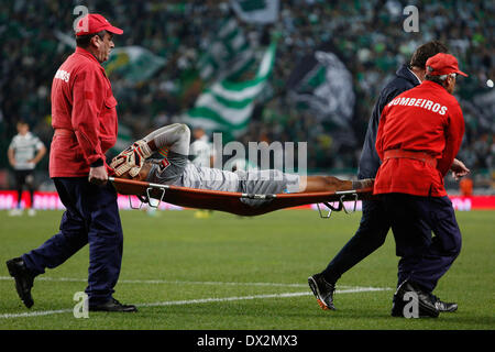 16. März 2014 - verletzt FC Porto brasilianische Torhüter Helton Arruda während der Liga Zon Sagres Fußballspiel Sporting CP Vs FC Porto im Alvalade-Stadion in Lissabon. (Bild Kredit: Filipe Amorim/NurPhoto/ZUMAPRESS.com ©) Stockfoto