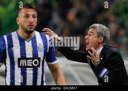 16. März 2014 - gibt FC Portos Trainer Luis Castro Anweisungen von der Seitenlinie während des Fußballspiels Liga Zon Sagres Sporting CP Vs FC Porto im Alvalade-Stadion in Lissabon. (Bild Kredit: Filipe Amorim/NurPhoto/ZUMAPRESS.com ©) Stockfoto