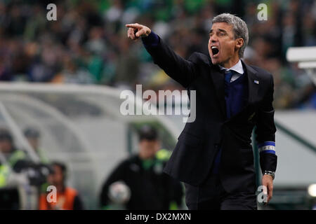 16. März 2014 - gibt FC Portos Trainer Luis Castro Anweisungen von der Seitenlinie während des Fußballspiels Liga Zon Sagres Sporting CP Vs FC Porto im Alvalade-Stadion in Lissabon. (Bild Kredit: Filipe Amorim/NurPhoto/ZUMAPRESS.com ©) Stockfoto