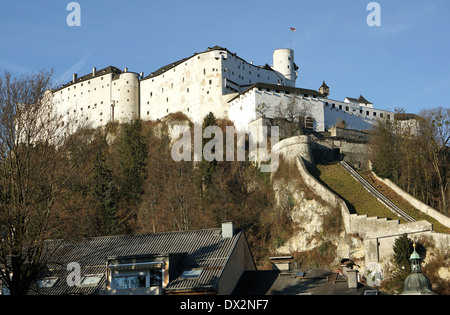 Die hohe Festung Burg Festung Hohnensalzburg, die sitzt Auf dem Festungsberg mit Blick auf die Stadt Salzburg Österreich Europa EU 2013 Stockfoto