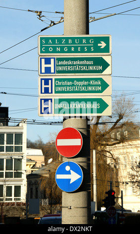 Verkehrsschild an einer stark befahrenen Hauptverkehrsknotenstelle in Die Stadt Salzburg Österreich Europa EU 2013 Stockfoto