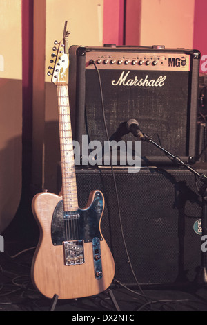 Fender Telecaster-Gitarre und Verstärker auf der Bühne im 100 Club Oxford Street in London Stockfoto