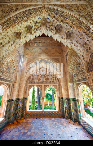 Arabesque maurischen Tropfsteinhöhle oder Morcabe Architektur von Palacios Nazaries, Alhambra. Granada, Andalusien, Spanien.