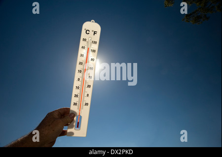 heißer Tag Wärme Sonne glühend Thermometer 40 Grad Stockfoto