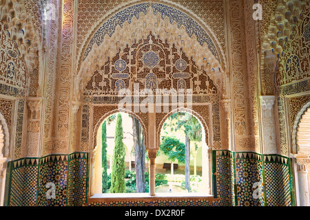 Arabesque maurischen Tropfsteinhöhle oder Morcabe Architektur von Palacios Nazaries, Alhambra. Granada, Andalusien, Spanien. Stockfoto